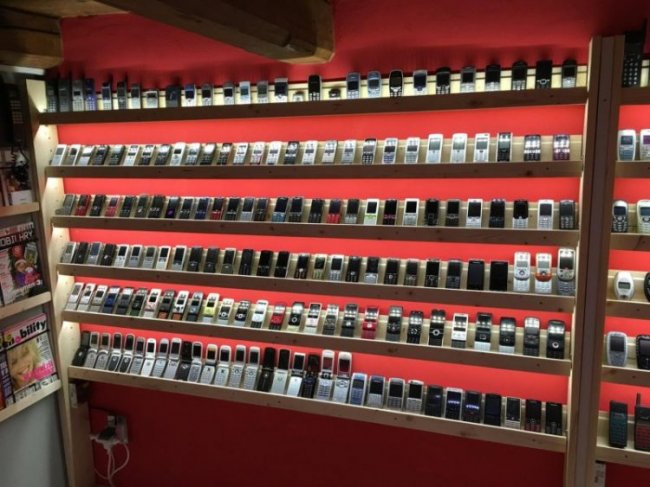 Внушительный музей старых мобильных телефонов