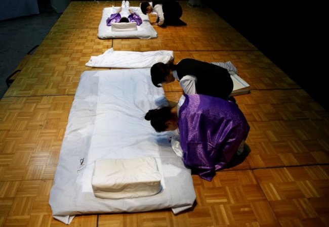 Соревнование по одеванию мертвецов в Японии