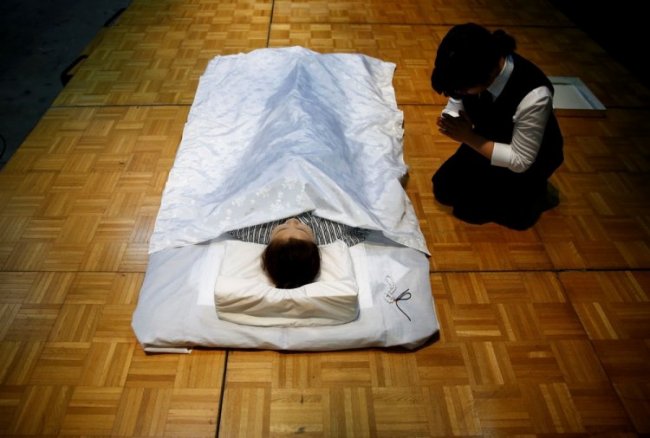 Соревнование по одеванию мертвецов в Японии