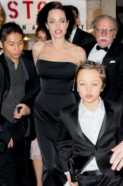 Анджелина Джоли дала понять голливудским красавицам, что ее еще рано списыв ...