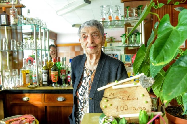 100-летняя барменша на пенсию не собирается