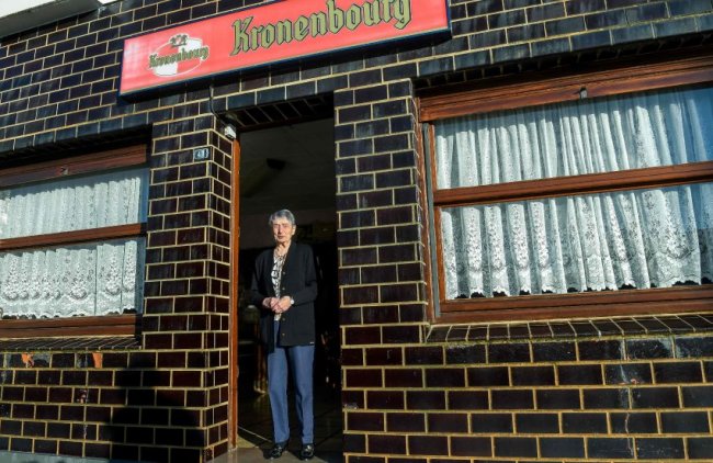 100-летняя барменша на пенсию не собирается