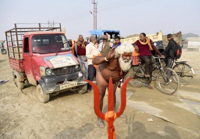 Индуистский садху протащил грузовик пенисом
