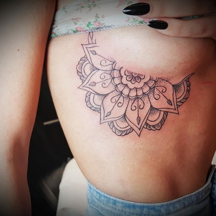 Sideboob tattoo новая модная тенденция татуировок.