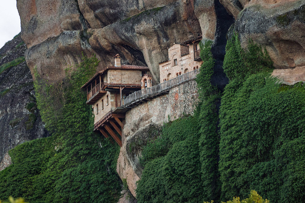 Монастыри на горах в греции