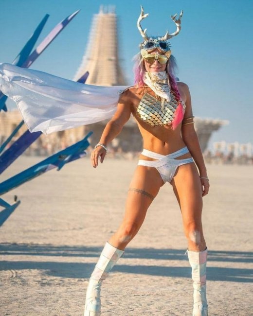 Самые красивые девушки на фестивале света и огня Burning Man 2018
