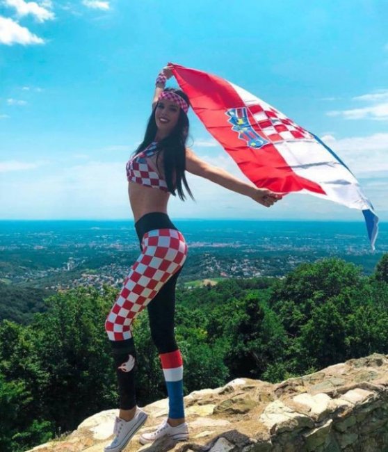 Ивана Кнолл - самая сексуальная хорватская болельщица (20 фото)