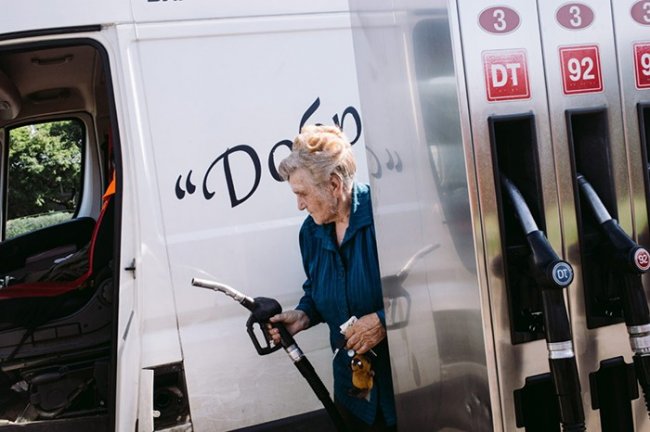 80-летняя жительница Санкт-Петербурга, которая пережила блокаду, каждый день садится за руль фургона, чтобы помочь инвалидам