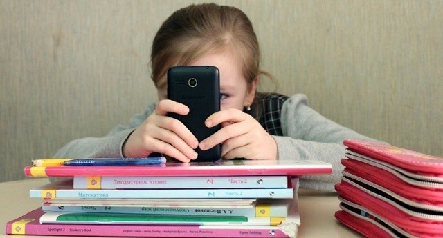 В Госдуме хотят заменить смартфоны в школах на 