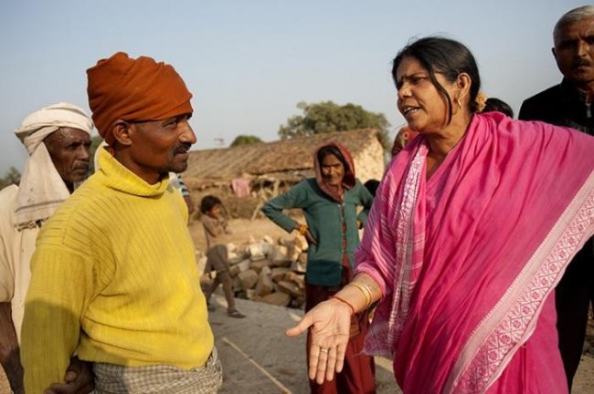 «Розовая банда» в Индии: женская группировка (4 фото)