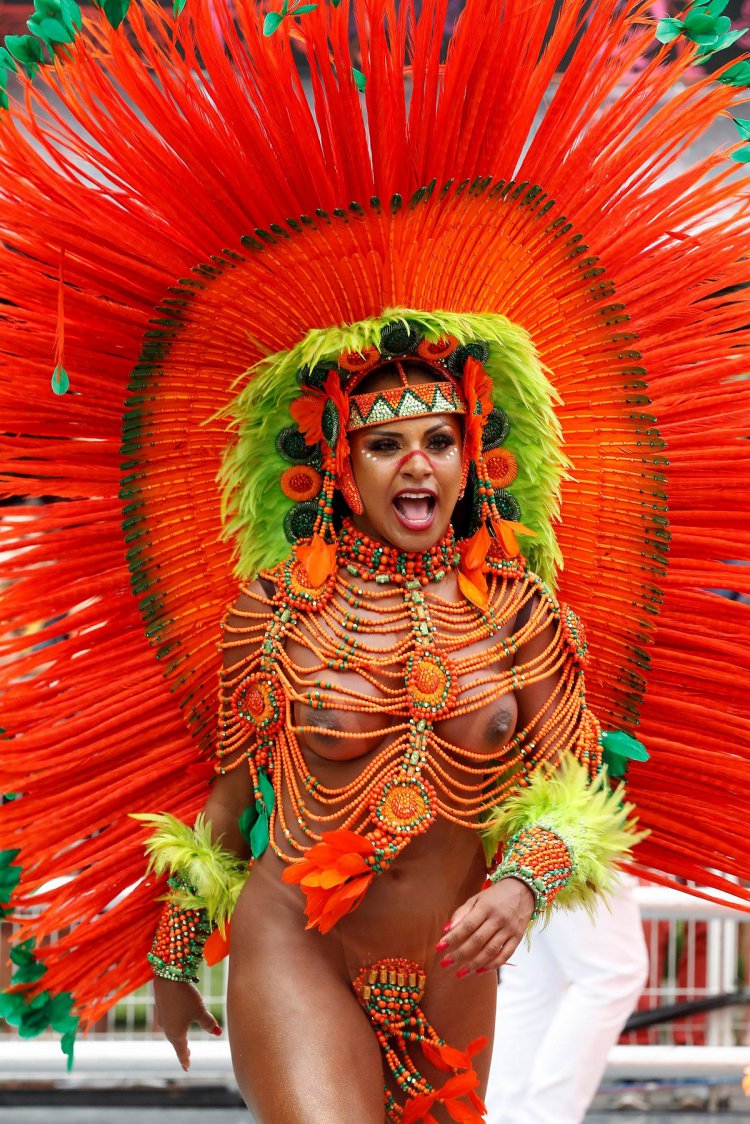 Тысячи танцоров из школ самбы Бразилии собрались на Самбадроме в Рио-де-Жан...