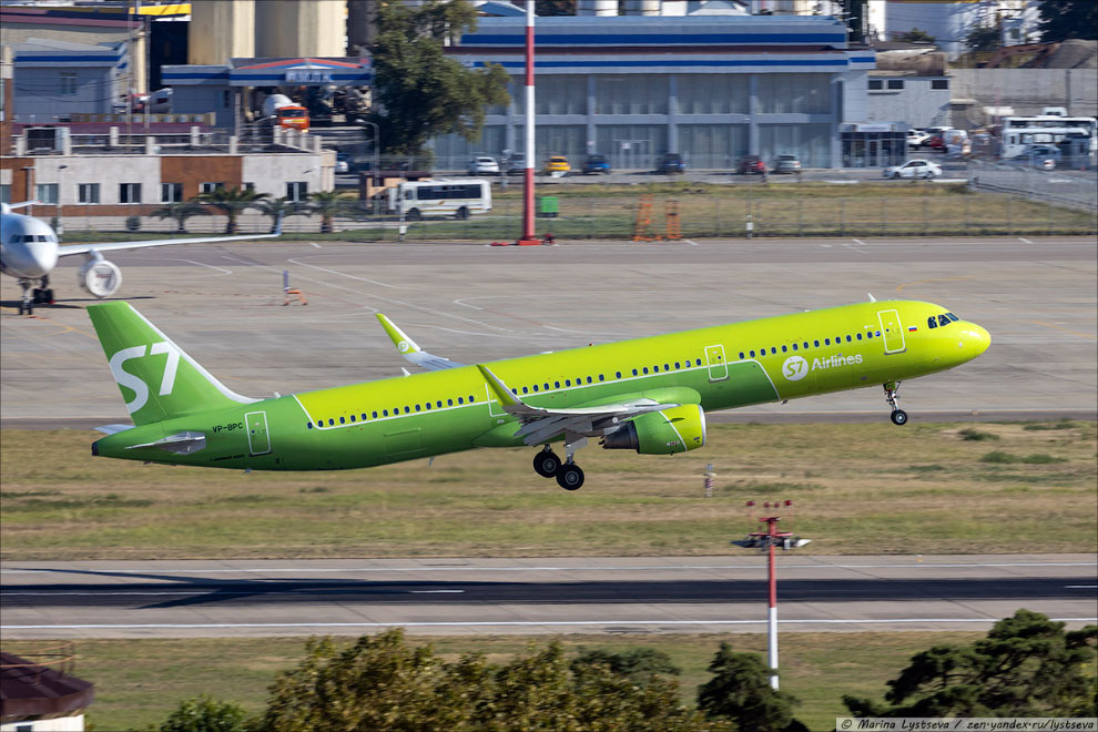 Адлер аэропорт s7. В аэропорту в Адлере самолёт зелёного цвета. Аэропорт в Адлере 2015 год. Адлер Узбекистан.