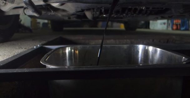 Старая кухонная мойка облегчит замену масла в автомобиле